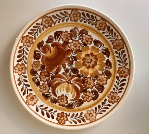 Vintažinė dekoratyvinė lėkštė su rudomis gėlėmis, 30 cm