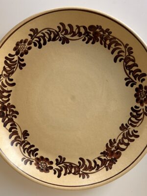 Vintažinė keraminė lėkštė su rudu ornamentu, 30 cm