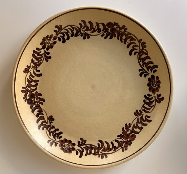 Vintažinė keraminė lėkštė su rudu ornamentu, 30 cm
